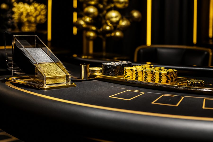 Krupiérka s kartami - baccarat live